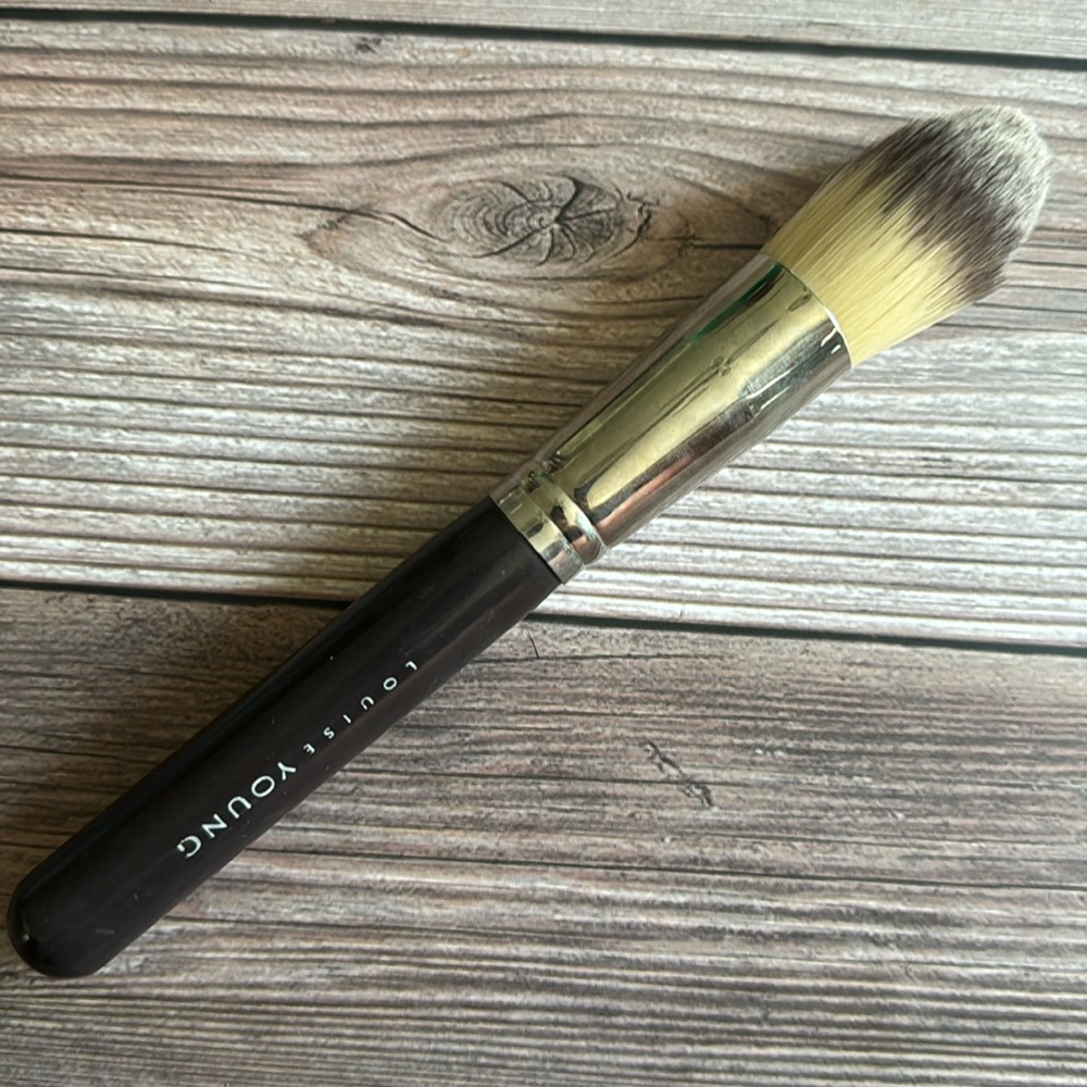 Louise Young LY34 Face Brush